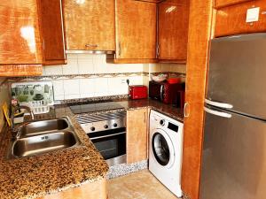 ガンディアにあるGandialco Playa de Gandiaのシンクと食器洗い機を備えた小さなキッチン