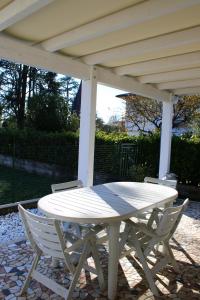 una mesa blanca y sillas en un patio en Affittacamere Da Lina, en Vittorio Veneto