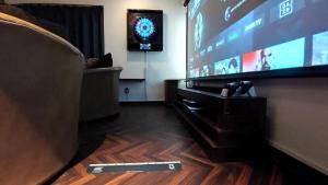 Cinema Resorts 1 في موتوبو: غرفة بها تلفزيون بشاشة مسطحة وطاولة