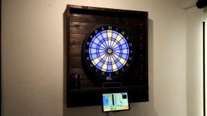 un orologio con una vetrata colorata su una parete di Cinema Resorts 1 a Motobu Altre 42 foto