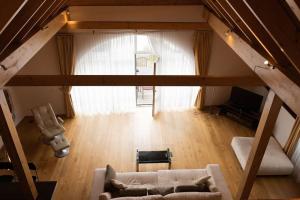 ein Wohnzimmer mit einem Sofa und einem TV in der Unterkunft Suite 1 - Krems an der Donau in Rossatz