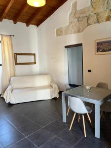 a living room with a table and a bed at U Pantanu in Siracusa