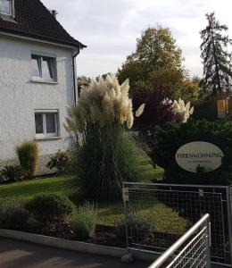 ein Haus mit einem Tor vor einem Hof in der Unterkunft Ferienwohnungen Michael u Christine in Langenargen