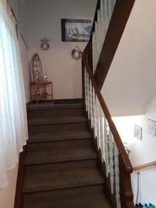 eine Treppe in einem Haus mit einer Holztreppe in der Unterkunft Ferienwohnungen Michael u Christine in Langenargen