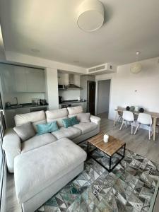 sala de estar con sofá y mesa en Apartamento Torre Australis en Madrid