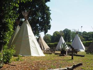 a group of tents sitting in the grass at Tipidorf Walbeck in Geldern