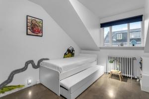 Postel nebo postele na pokoji v ubytování Cosy & bright rooftop apartment