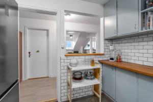 Kuchyň nebo kuchyňský kout v ubytování Cosy & bright rooftop apartment