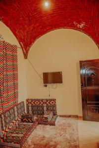 a living room with a couch and a red ceiling at Sun house in Tunis