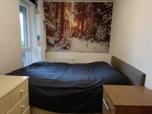 1 dormitorio con 1 cama y una pintura en la pared en Stylish 2BD near Gatwick Airport in Crawley en Crawley