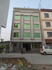 a building with a van parked in front of it at hotel nanda inn in Haridwār