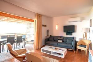 維琪奧港的住宿－聖朱利亞鄉村度假屋酒店，客厅配有沙发和桌子