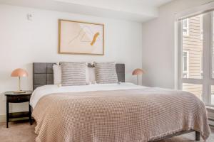 Postel nebo postele na pokoji v ubytování Bellevue 1br w gym lounge rooftop nr coffee SEA-578