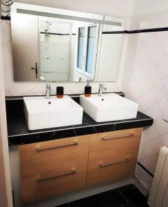 Masqueyras في فاكيراس: حمام به مغسلتين ومرآة كبيرة