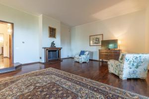 una sala de estar vacía con 2 sillas y TV en Italian Experience- Villa Krizia en Ancona