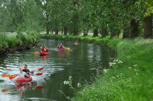 a group of people kayaking down a river at Tipidorf Walbeck in Geldern