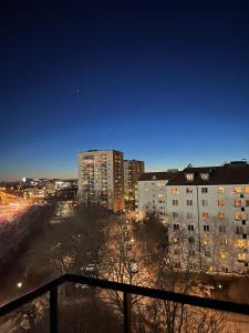 vista su una città di notte con edifici di Sky view apartment, Stockholm a Solna