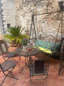 un patio con altalena, tavolo e sedie di Ma Maison a Vence