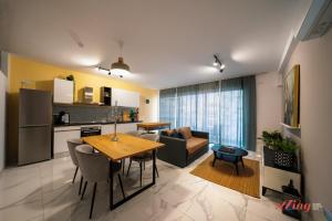 Kuchyň nebo kuchyňský kout v ubytování A Stylishly Chic Holiday Home