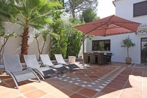 マルベーリャにある1102 - Marbella Town Villaのパティオ(椅子、傘付)