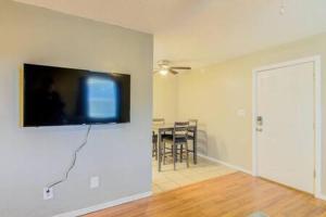 Μια τηλεόραση ή/και κέντρο ψυχαγωγίας στο One-bedroom ready for you near Fort Sill