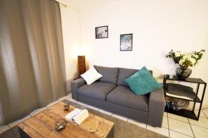 a living room with a couch and a coffee table at Gemütliche 2Zi. Wohnung in Seligenstadt