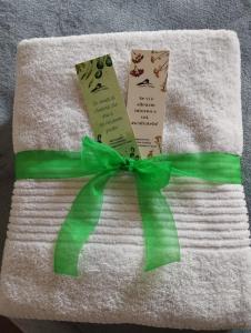 una toalla con una cinta verde con dos certificados en Agriturismo Casale Lisalola en Sutri