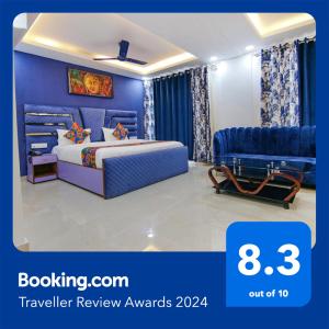 - une chambre bleue avec un lit et un canapé dans l'établissement FabHotel Satyam International, à Noida