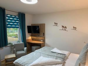 ein Schlafzimmer mit einem Bett und zwei Vögeln an der Wand in der Unterkunft FeWo Oldau's Nestchen in Oldau