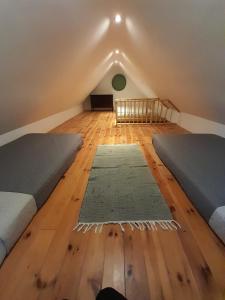 Zimmer im Dachgeschoss mit 2 Betten und einem TV in der Unterkunft Domek letni Konopka in Jeżów Sudecki