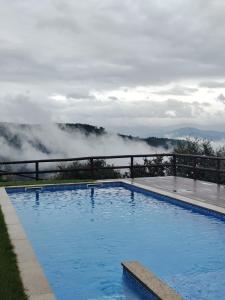 einen Pool mit Bergblick in der Unterkunft A Casa da Japoneira CB in Rebordões