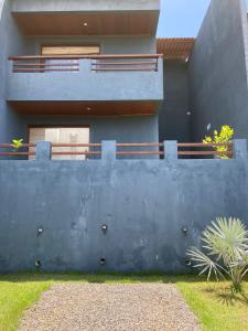 uma casa com uma cerca azul em frente em Casa de férias Itacare em Itacaré