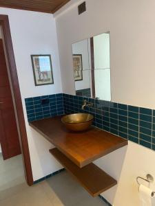uma casa de banho com uma tigela num balcão com um espelho em Casa de férias Itacare em Itacaré