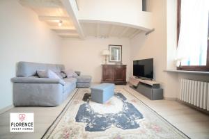 sala de estar con sofá y TV en Matteotti Apartment en Scandicci