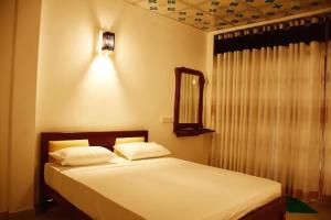 Un pat sau paturi într-o cameră la Royal Inside Hotel