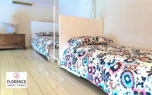 1 dormitorio con 2 camas y espejo en Matteotti Apartment en Scandicci