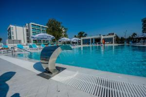 Bazén v ubytování Hotel Turquoise All Inclusive nebo v jeho okolí