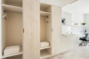 Habitación con armario, escritorio y silla. en Soto House Pamplona, en Pamplona 27 fotos más