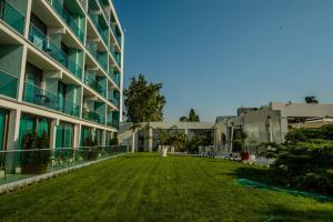 ヴィーナスにあるHotel Turquoise All Inclusiveの建物前の空芝生