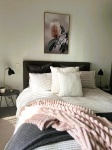 - une chambre avec un lit recouvert d'une couverture rose dans l'établissement the little nest, Rylstone, à Rylstone