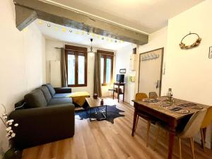 ein Wohnzimmer mit Sofa und Tisch in der Unterkunft Le Countryside- hyper centre in Sens