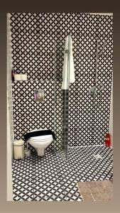 een zwart-witte badkamer met een toilet en een douche bij amazing florentin flat 6 in Tel Aviv