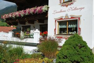 ein Gebäude mit Blumen auf der Seite in der Unterkunft Landhaus Notburga in Gries im Sellrain