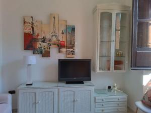 een tv op een dressoir in een woonkamer bij Catedral Suite in Granada +51 foto's
