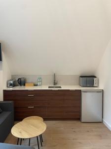 une cuisine avec un évier et un plan de travail dans l'établissement Kras Resort 304 Szklarska Poręba, à Szklarska Poręba