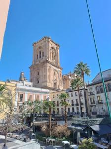 een groot gebouw met een klokkentoren in een stad bij Catedral Suite in Granada