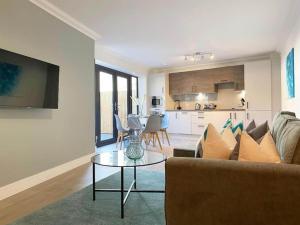 uma sala de estar com um sofá e uma mesa em Modern Stylish 2 bedroom 2 Bath Apartments in Rochester by 360Stays em Rochester