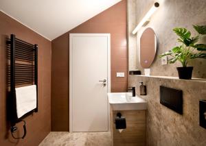 Natur Views, Chaty NATUR RESORT في فيلكا لومنيكا: حمام مع حوض ومرآة