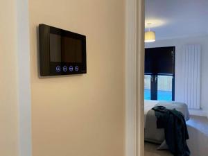 ローチェスターにあるModern Stylish 2 bedroom 2 Bath Apartments in Rochester by 360Staysのベッドルームの壁に薄型テレビが付いています。