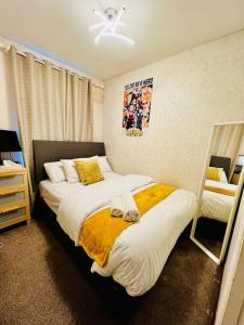 1 dormitorio pequeño con 1 cama y 1 silla en Modern & Cozy 3 Bed House., en Wyken